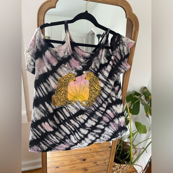 Torrid Womens Size 1 Multicolor Tie Dye Animal Print Cold Shoulder Tee Shirt Top - Picture 1 of 4